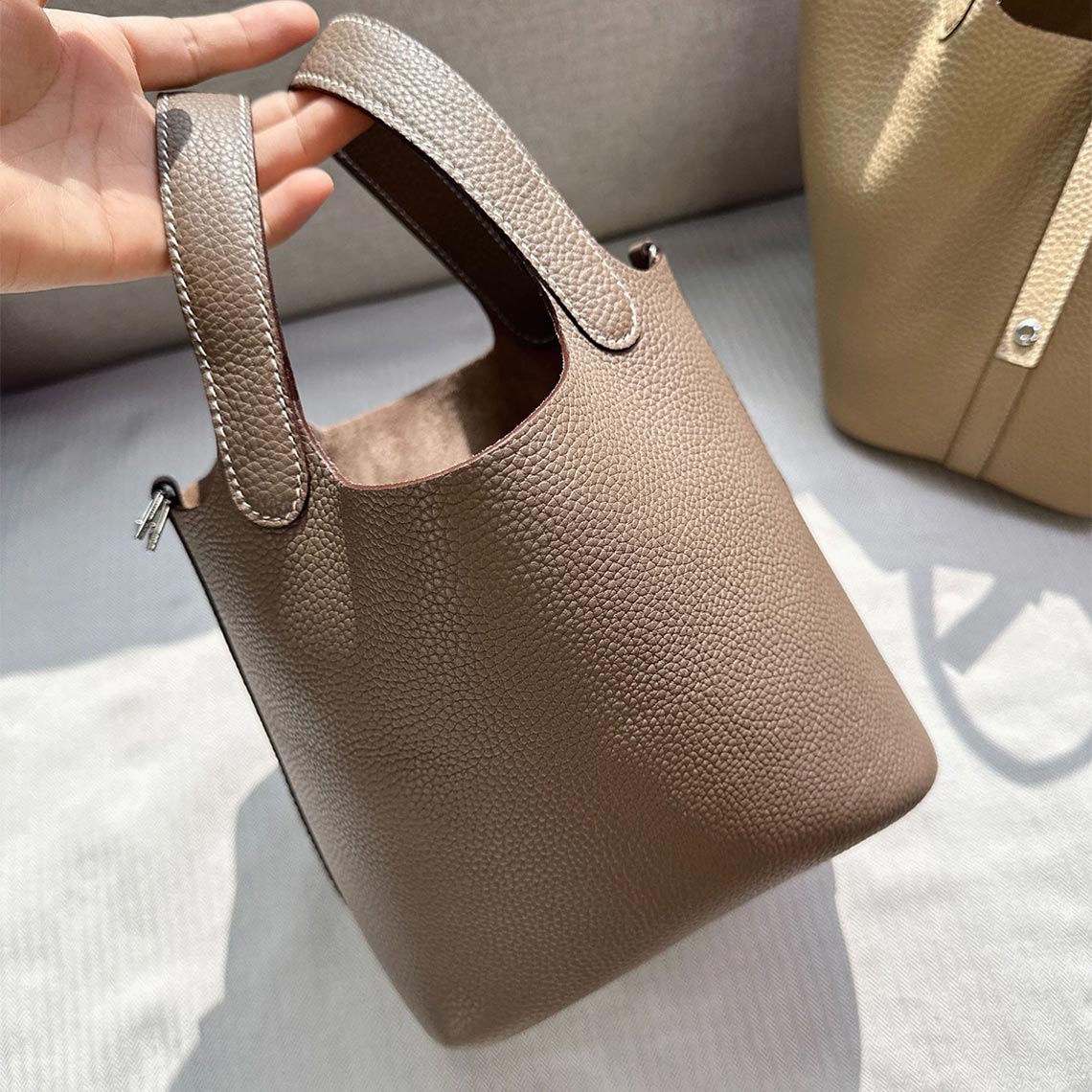 美品【HERMES】ベージュカーフスキン PICOTIN LOCK ハンドバッグ Hermès Beige Marfa Clemence Picotin Lock 22 Gold Hardware