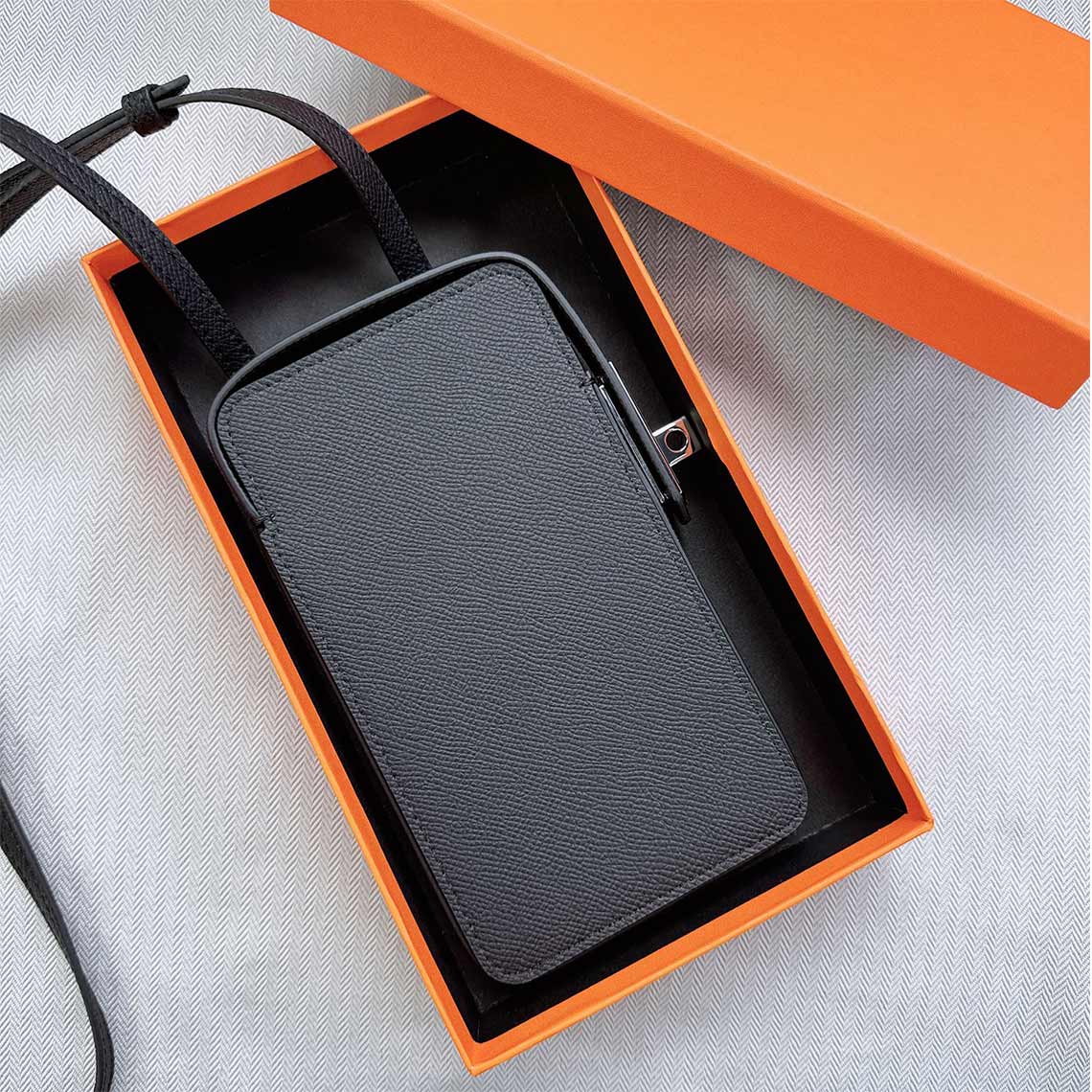 レザー風ツイストロック・スマホバッグ