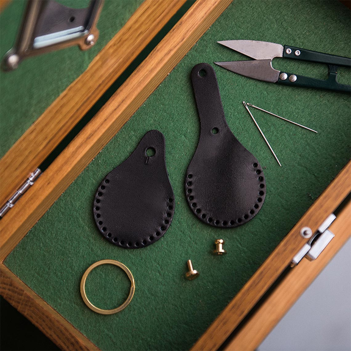 DIY Keychain Kits | Handmade APPLE AirTag Leather Holder Black - POPSEWING™