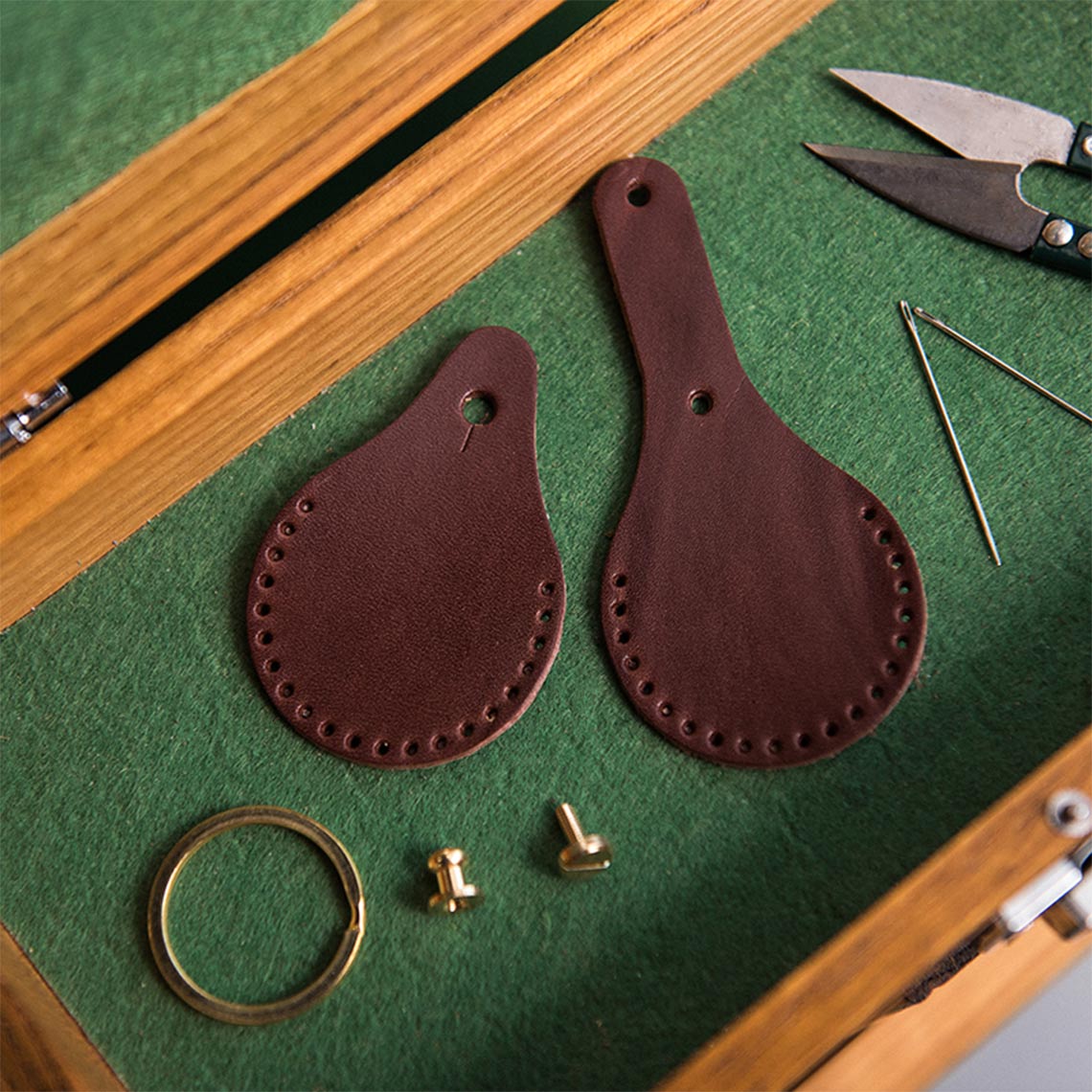 DIY Keychain Kits | Handmade APPLE AirTag Leather Holder Heritage Brown - POPSEWING™