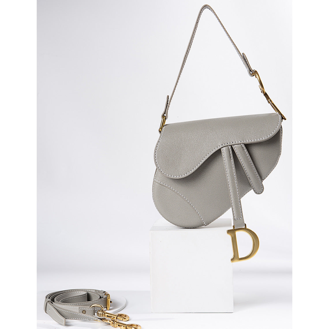 【普段使いに最適♪】DIOR★Saddle バッグ ミニ DIOR☆SADDLE ミニメッセンジャーバッグ☆すぐ届く！ (Dior